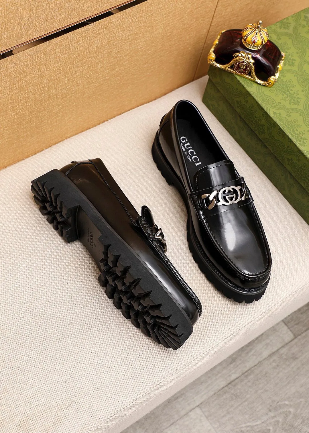 Men's shoes 💰460 💐 Product trademark: GUCCI "Gucci" casual leather shoes Regular size: 39-44 (38.45🉑️customized) Product materials: Selected imported first-layer open-edge beaded cowhide upper + luxury hardware buckle, imported water-dyed cowhide leather lining. Strong three-dimensional visual effect, foam outsole Color: 2⃣️colors available